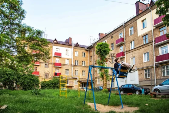 Дворык на праспекце Рэвалюцыi и хлопчык, якi катаецца на арэлях на децкай пляцоўцы
