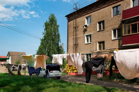 Дворык на праспекце Рэвалюцыi з падвешаннай на вулiцы бялiзнай, якая сохне.