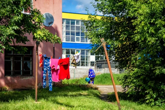Дворык каля запалкавай фабрыкi, дзе сушыцца на вулiцы бялiзна