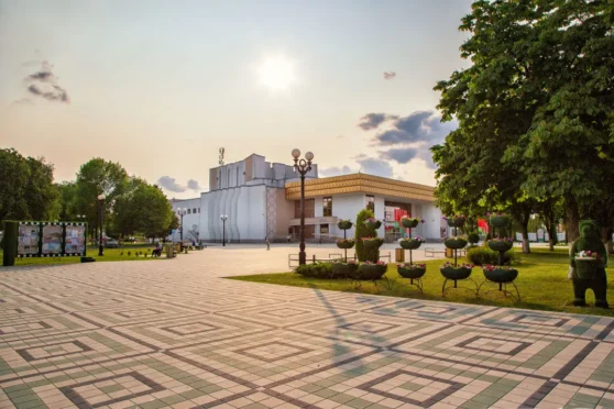 Палац культуры у промнях заходзячага сонца. Вiд збоку