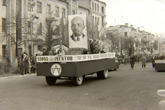 “Пр. Рэвалюцыі, 14”, 1 Мая 1970я. Фота Аляксандр Клімковіч, алічбоўка Леў Машкетаў.