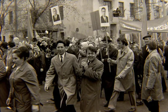 “Дэманстранты”, 1 Мая 1970я. Фота Аляксандр Клімковіч, алічбоўка Леў Машкетаў.