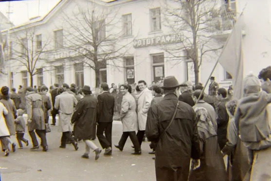 “Фатаграфія”, 1 Мая 1970. Фота Аляксандр Клімковіч, алічбоўка Леў Машкетаў.