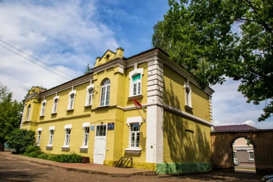Будынак скурна-венералагiчнага дыспансэра и мiлiцыi праз арку