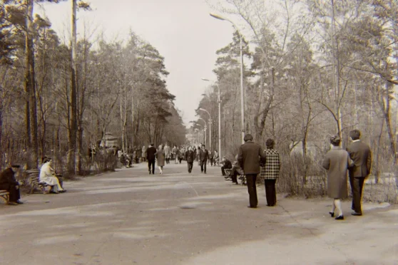 Парк, 1970я. “Алея” (ракурс ад Зімовага клуба). Фота Аляксандр Клімковіч, алічбоўка Леў Машкетаў.