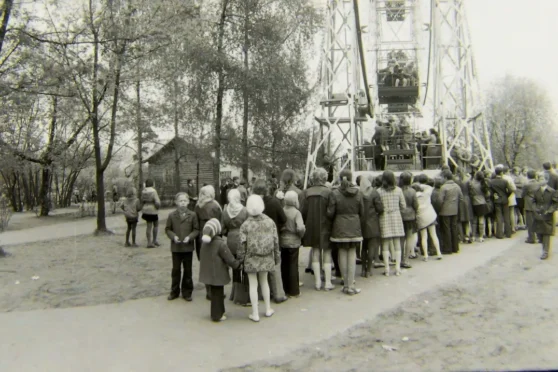 Парк, 1970я. “Чортава кола”. Фота Аляксандр Клімковіч, алічбоўка Леў Машкетаў.