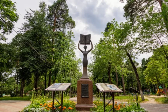 Скульптура дзяўчынкi з кнiгай