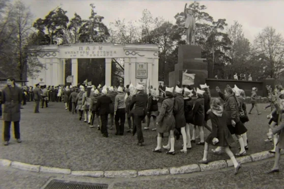 Парк, 1970я. “Помнік Леніну”. Фота Аляксандр Клімковіч, алічбоўка Леў Машкетаў.