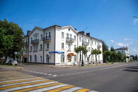 Белы будынак на вуглу скрыжавання з вулiцай Паштовай