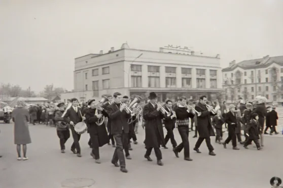 Плошча, Дом гандлю. “Свята ураджаю на ўгодкі рэвалюцыі”, 1960я. З уласных архіваў, алічбоўка Леў Машкетаў.