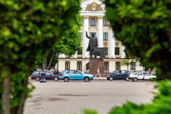 Статуя Ленiна на плошчы. Вiд праз дрэвы па баках